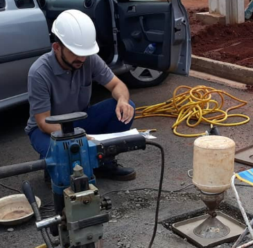 Técnico da WSV registrando dados de ensaio de campo em obra