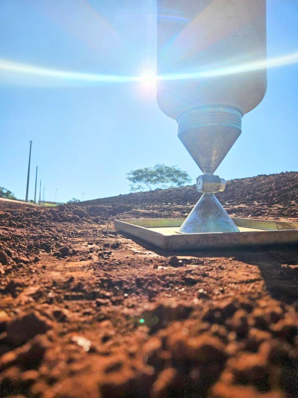 Ensaio de densidade in situ com frasco de areia em solo compactado