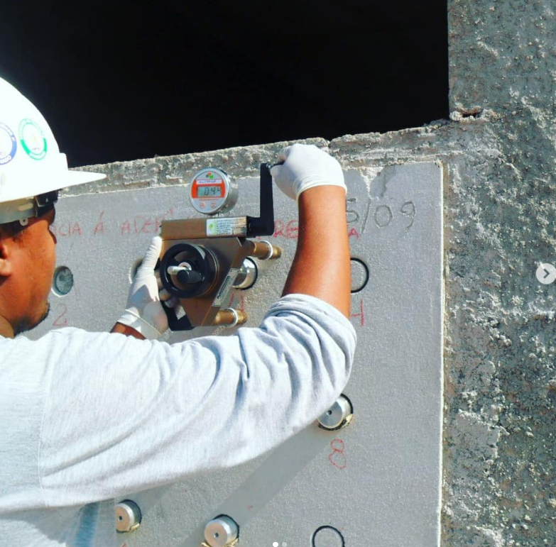 Ensaio de arrancamento em estrutura de concreto